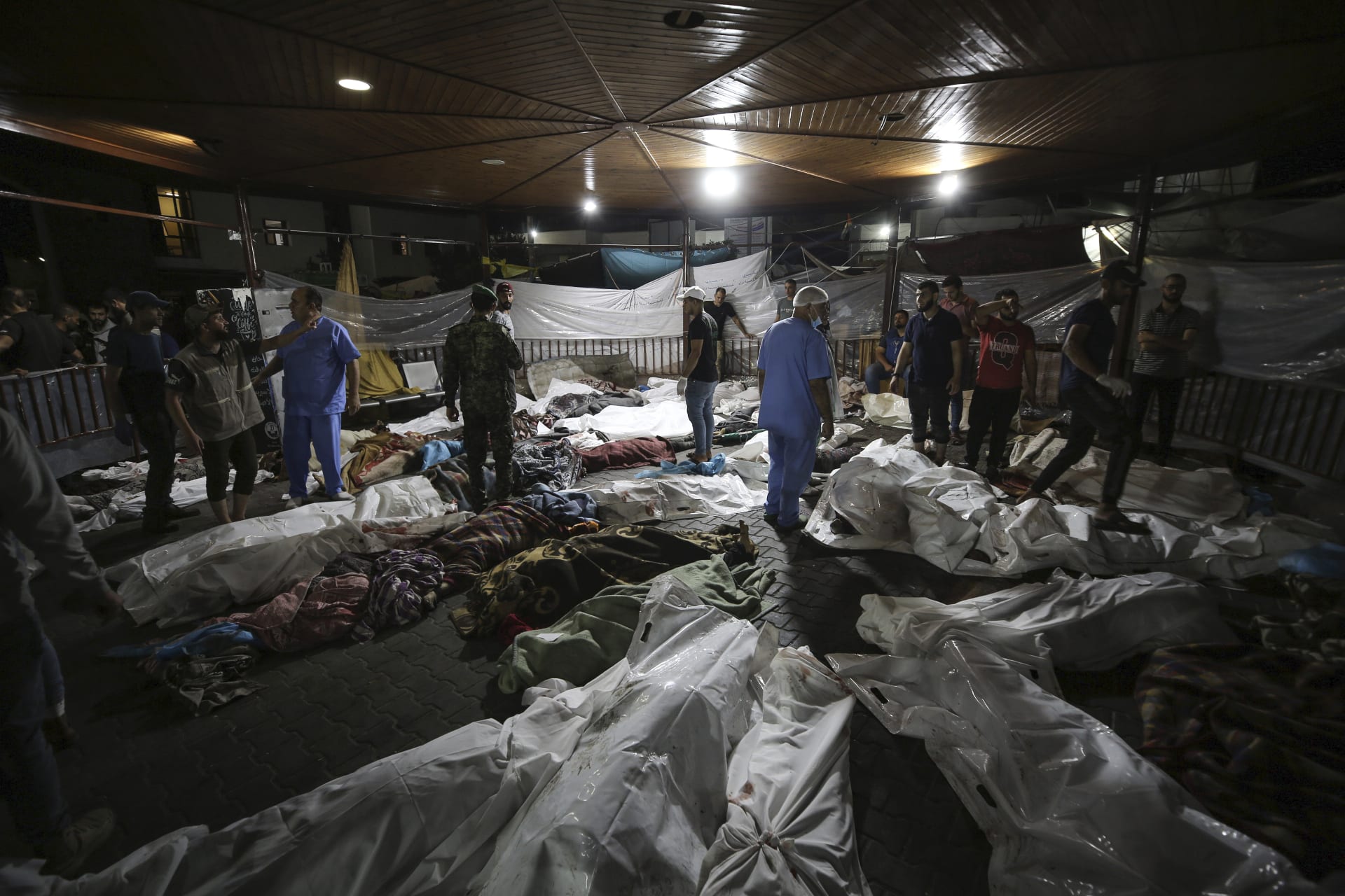 Těla obětí zabitých při výbuchu v nemocnici shromážděná na dvoře nemocnice al-Šifa ve městě Gaza (17. 10. 2023)