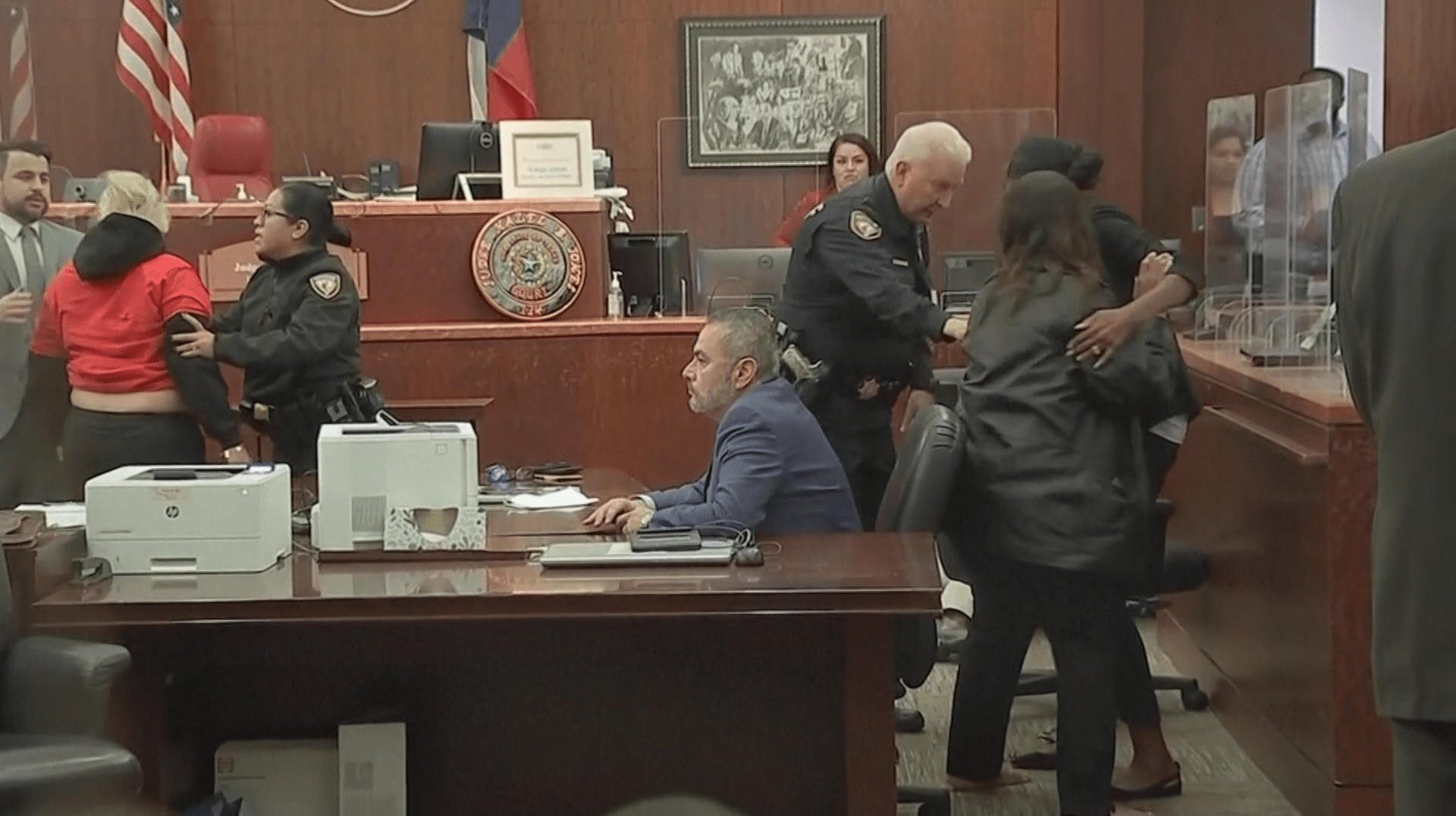 Vyhrocené momenty v Houstonu. Rodina oběti se přímo v soudní síni vrhla na vraha