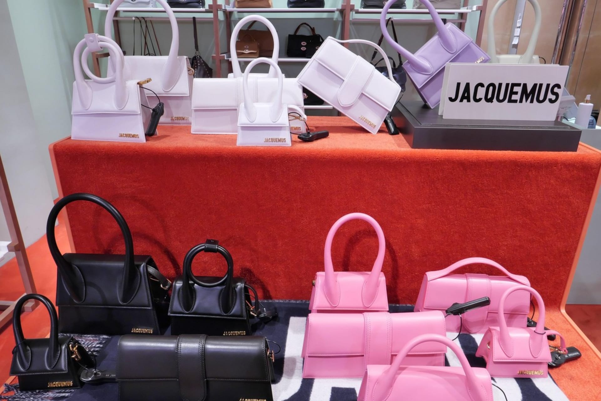 Mini kabelky od značky Jacquemus začínají cenově již na 12 tisících.
