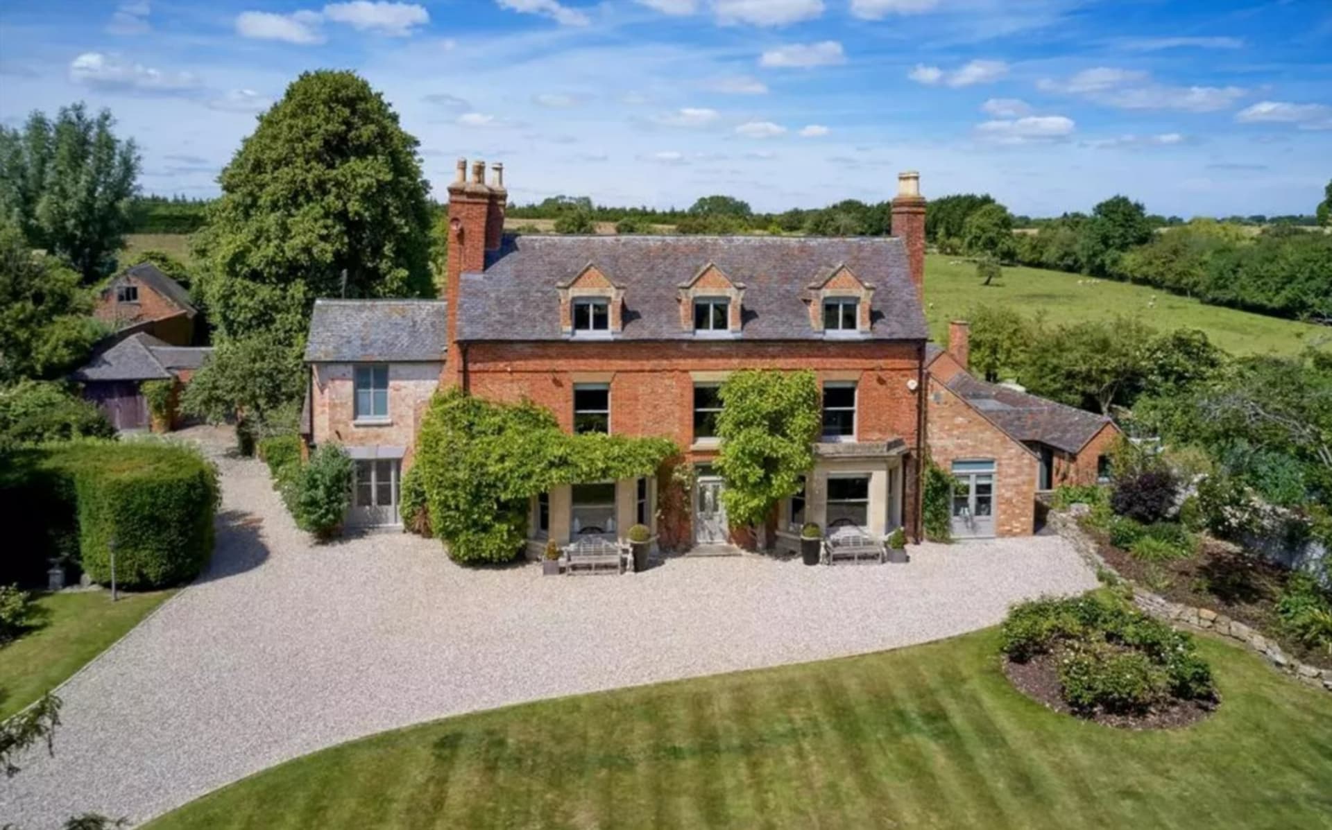 Luddington Manor: Venkovské sídlo, který je nyní k prodeji za 2,7 milionu liber, tedy okolo 76 milionů korun se nachází nedaleko Stradfordu nad Avonou. 