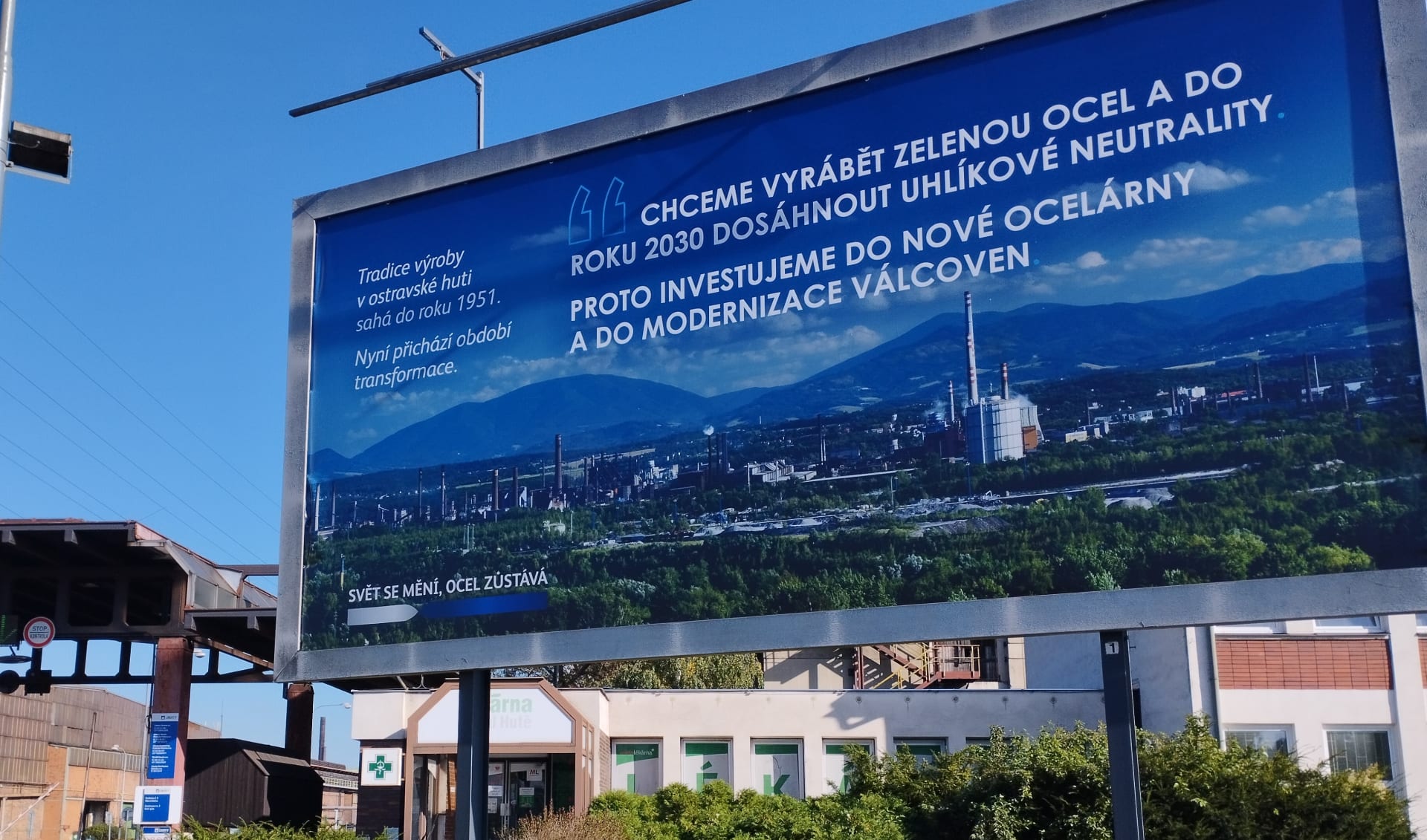 Podle odborářů z oceláren Liberty Ostrava hrozí huti bankrot, ohrožena je tak práce pro 6 000 zaměstnanců. Na snímku billboard s ambiciózními sliby britských majitelů.