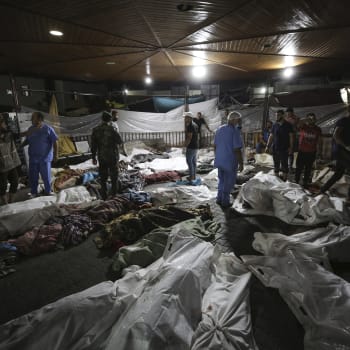 Těla obětí zabitých při výbuchu v nemocnici shromážděná na dvoře nemocnice al-Šifa ve městě Gaza (17. 10. 2023)