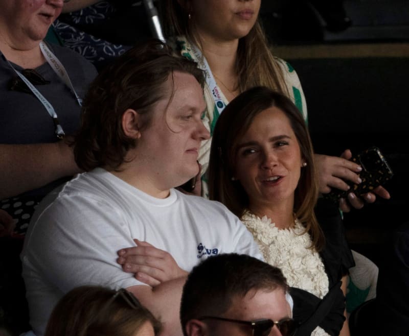 Zpěvák Lewis Capaldi s herečkou Emmou Watsonovou během Wimbledonu v roce 2023 