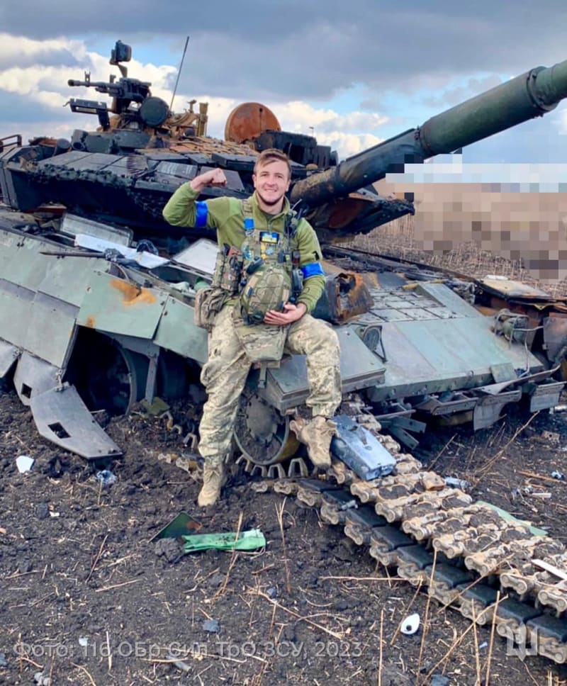 Ukrajinský voják slaví úspěch své armády u Avdijivky.