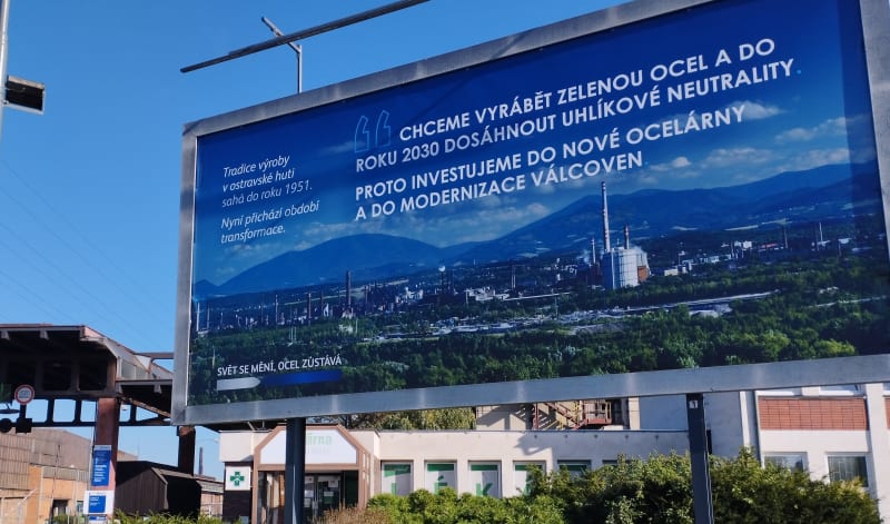 Podle odborářů z oceláren Liberty Ostrava hrozí huti bankrot, ohrožena je tak práce pro 6 tisíc zaměstnanců. Na snímku billboard s ambiciozními sliby britských majitelů.
