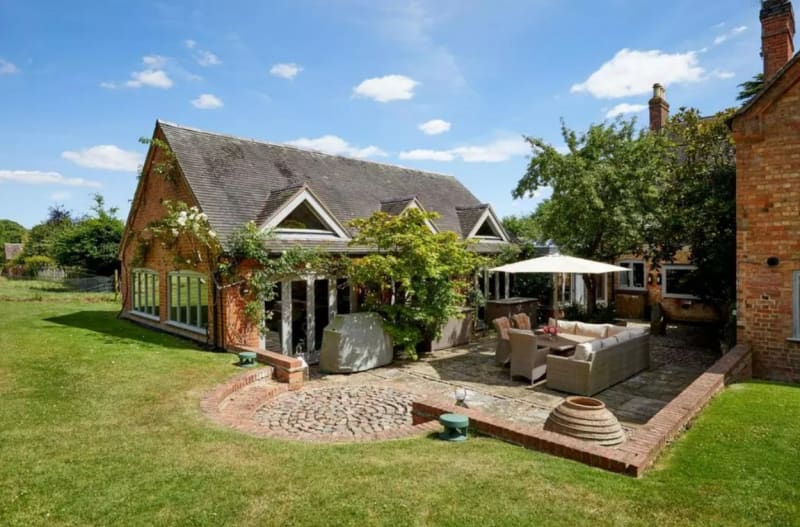 Luddington Manor: Romantické sídlo stojí na pozemku o rozloze 2,7 hektaru a má šest pokojů, sedm koupelen, vířivku, bazén, dvě šatny, hernu a sklep. Je to kouzelné venkovské sídlo poblíž Stratfordu nad Avonou 