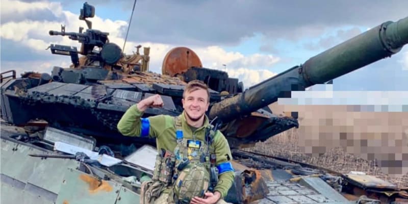 Ukrajinský voják slaví úspěch své armády u Avdijivky.