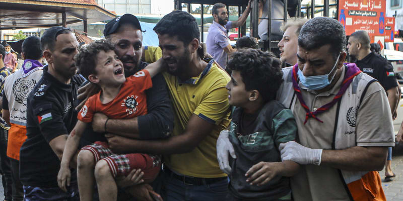 Zraněné palestinské děti přicházejí do nemocnice al-Šifa po izraelských náletech na město Gaza v centrální části Pásma Gazy. (17.10.2023)