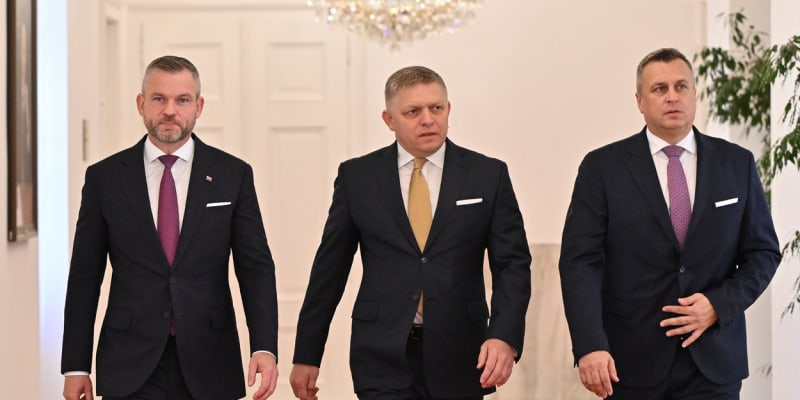Zleva Peter Pellegrini, Robert Fico a Andrej Danko