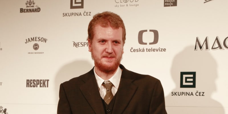 Jiří Schmitzer mladší mimo jiné přebíral za otce Českého lva v roce 2014.
