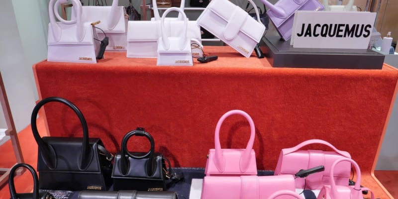 Mini kabelky od značky Jacquemus začínají cenově již na 12 tisících.