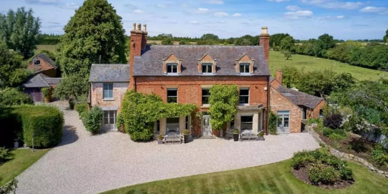 Luddington Manor: Venkovské sídlo, který je nyní k prodeji za 2,7 milionu liber, tedy okolo 76 milionů korun se nachází nedaleko Stradfordu nad Avonou. 