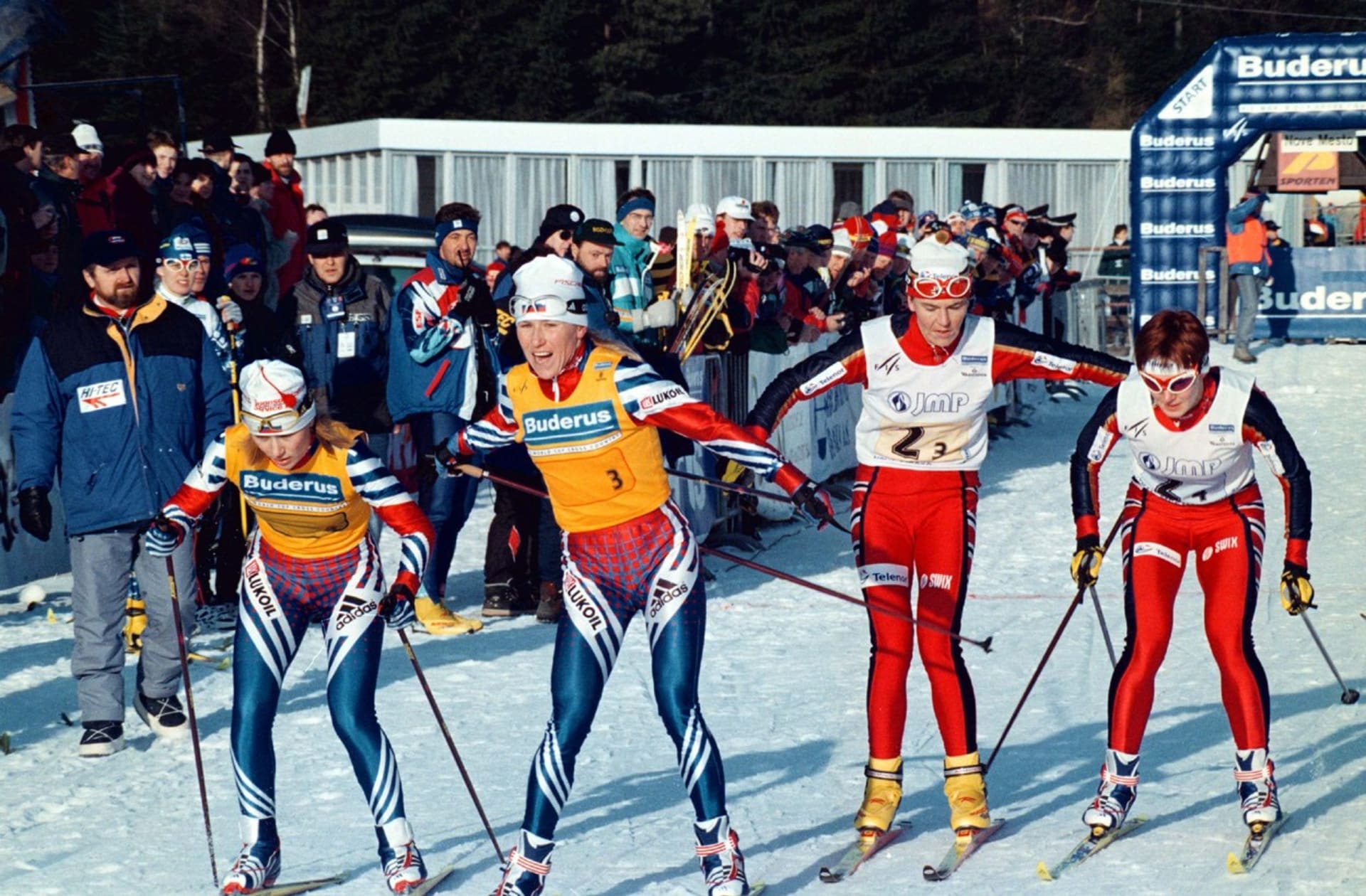 Předávka dvou vítězných družstev Ruska a Norska na Zlaté lyži - zleva Rusky Julia Čepalovová a Anfisa Rezcovová a Norky Elin Nilsenová a Bente Martinsenová