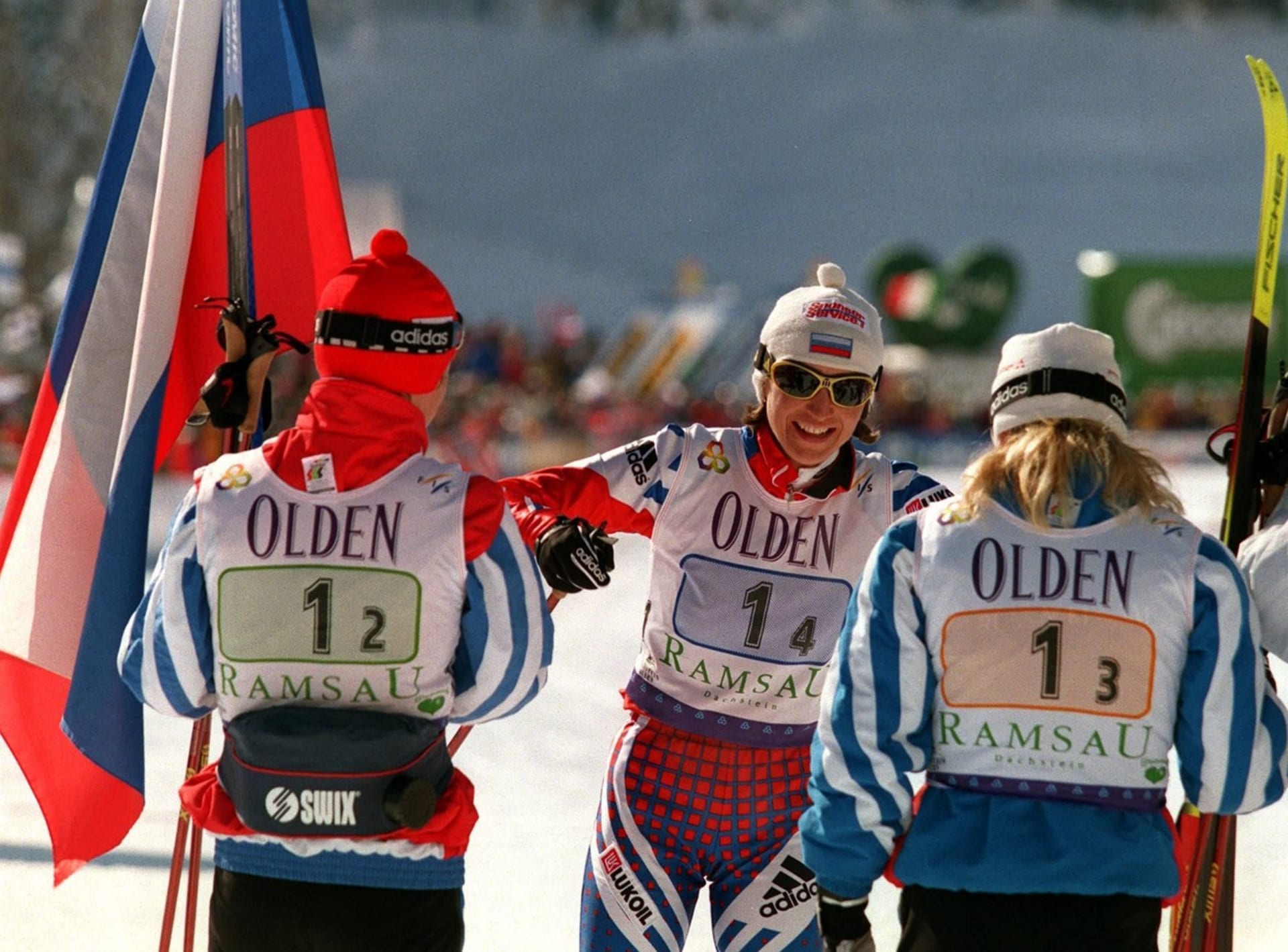 Anfisa Rezcovová (vpravo) získala s kolegyněmi zlatou medaili v závodě na 4 x 5 kilometrů na mistrovství světa v rakouském Ramsau (1999)