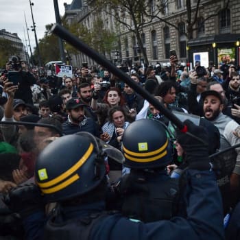 Francouzští policisté na demonstraci na podporu Palestiny (19. 10. 2023).