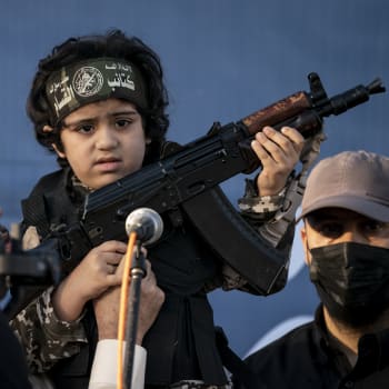 Vůdce Hamásu Jahjá Sinvár drží dítě ve vojenské uniformě. (24. 5. 2021)