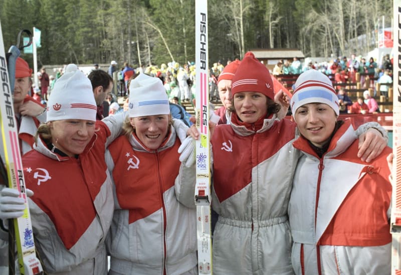 Vítězný sovětský tým v závodě na 4 x 5 kilometrů na olympiádě v Calgary (1988), Anfisa Rezcovová je první zleva
