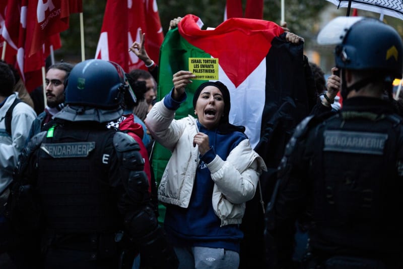 Francouzští policisté na demonstraci na podporu Palestiny (19. 10. 2023)