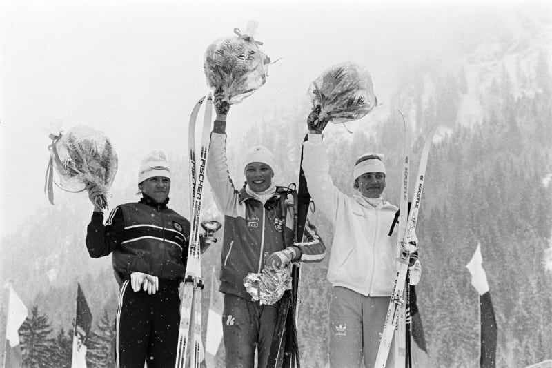Anfisa Rezcovová (vpravo) po zisku stříbra na 5kilometrové trati v Obertstdorfu