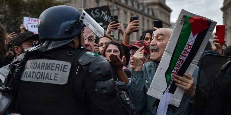 Francouzští policisté na demonstraci na podporu Palestiny (19. 10. 2023)