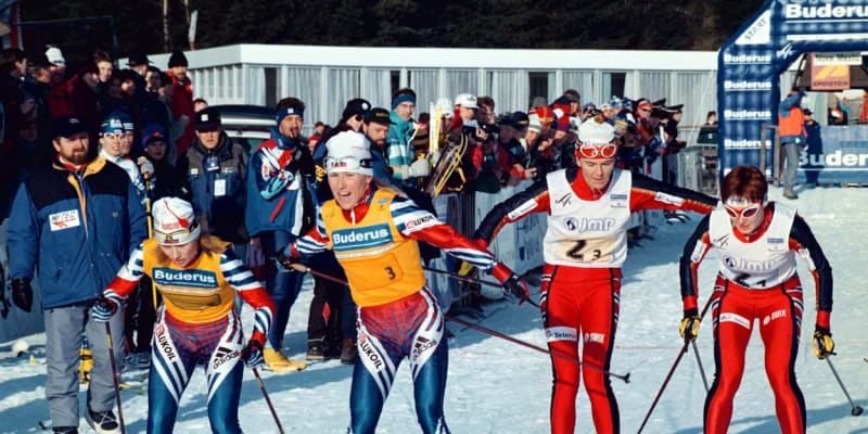 Předávka dvou vítězných družstev Ruska a Norska na Zlaté lyži - zleva Rusky Julia Čepalovová a Anfisa Rezcovová a Norky Elin Nilsenová a Bente Martinsenová