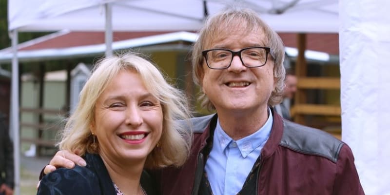 Kateřina Žbirková naspala společně s novinářem Honzou Vedralem o Mekym knížku.