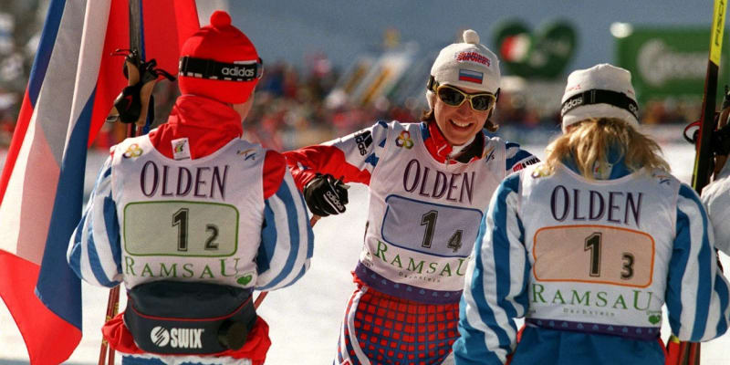 Anfisa Rezcovová (vpravo) získala s kolegyněmi zlatou medaili v závodě na 4 x 5 kilometrů na mistrovství světa v rakouském Ramsau (1999)