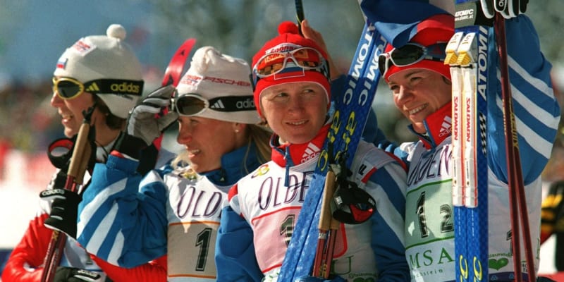 Anfisa Rezcovová (druhá zleva) získala s kolegyněmi zlatou medaili v závodě na 4 x 5 kilometrů na mistrovství světa v rakouském Ramsau (1999)
