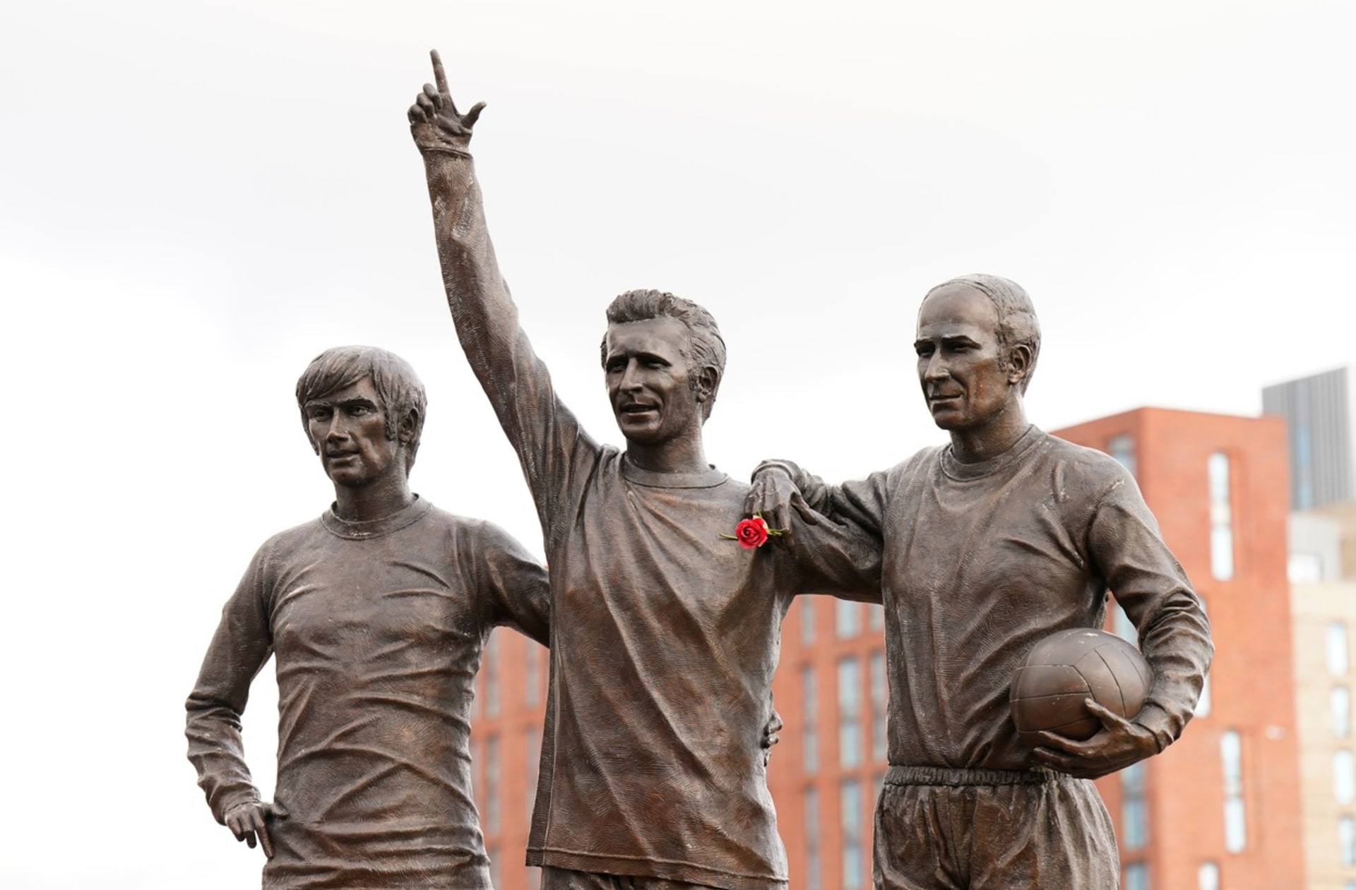 Sochy legend anglického fotbalu před stadionem Manchesteru United. Zleva: George Best, Dennis Law a Bobby Charlton