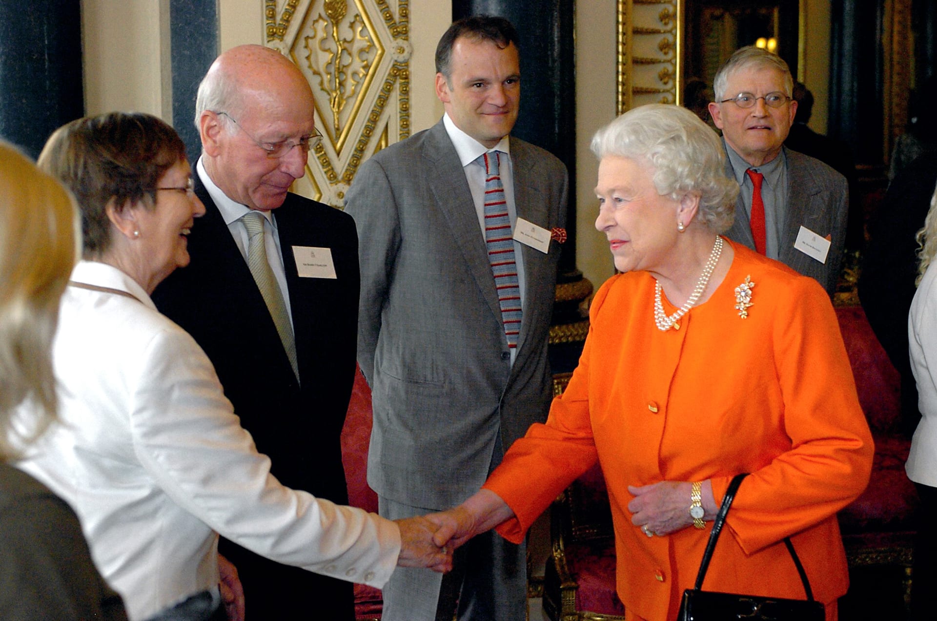 Bobby Charlton se svoji ženou Normou na setkání s královnou Alžbětou II. 