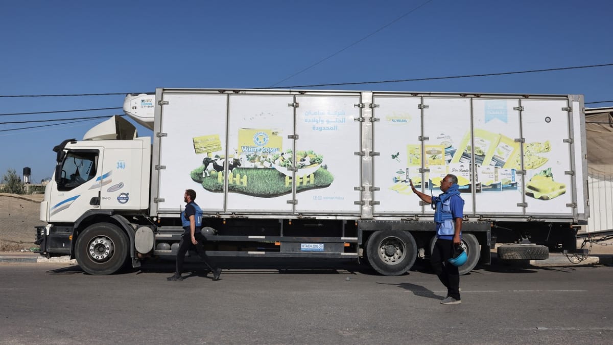 Kamiony s humanitární pomocí na egyptském hraničním přechodu Rafáh (21. 10. 2023)