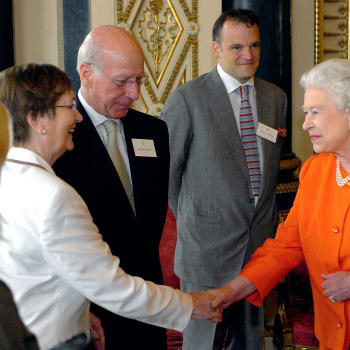 Bobby Charlton se svoji ženou Normou na setkání s královnou Alžbětou II. 