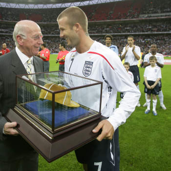 Bobby Charlton a David Beckham v roce 2008
