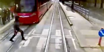 Fotka, z níž mrazí: 14letý mladík jde na koleje, kde ho vzápětí srazí tramvaj. Střet nepřežil