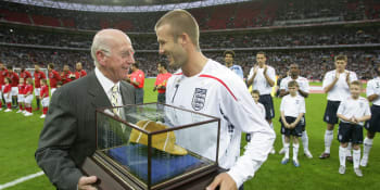 Zesnulý Bobby Charlton pro fotbal objevil Davida Beckhama. Ten po něm dostal křestní jméno