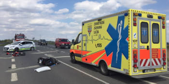 Tragická nehoda u Malešova: Motorkář se srazil s osobním autem, bouračku nepřežil