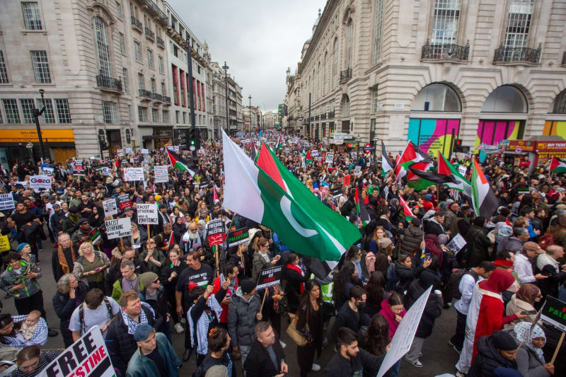V Londýně se na podporu Palestinců sešlo až 100 tisíc demonstrantů.