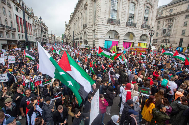 V Londýně se na podporu Palestinců sešlo až 100 tisíc demonstrantů.