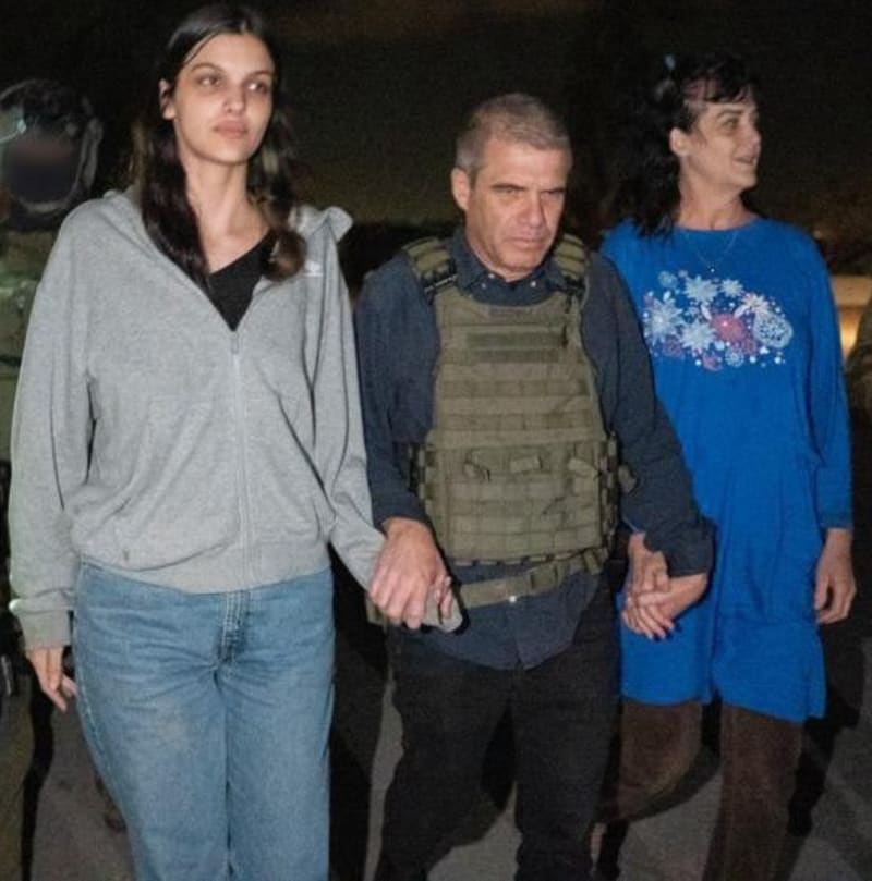 Propuštěné Američanky Judith Raananová a její 17letá dcera Natalie v doprovodu izraelské armády a pracovníků Červeného kříže 