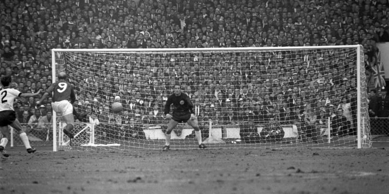 Bobby Charlton v památném finále mistrovství světa 1966 proti Západnímu Německu
