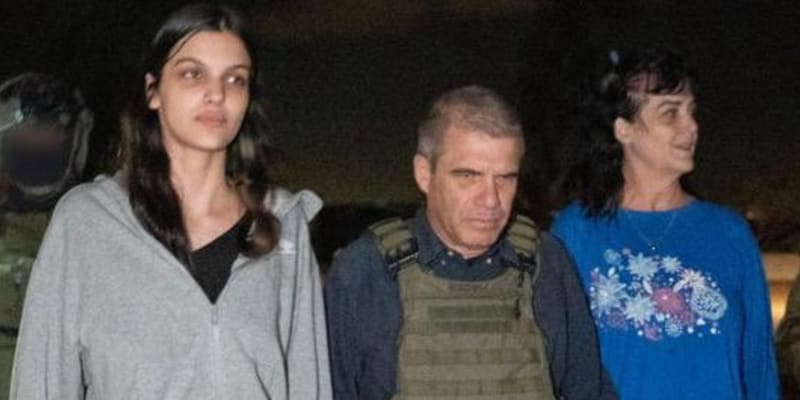 Propuštěné Američanky Judith Raananová a její 17letá dcera Natalie v doprovodu izraelské armády a pracovníků Červeného kříže 