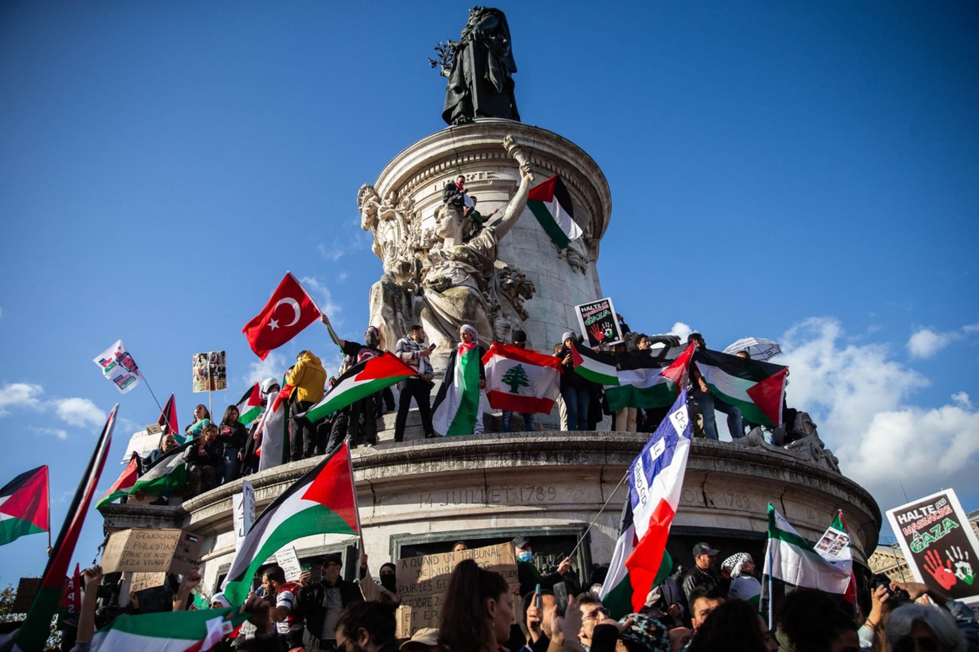 Ukončení izraelsko-palestinského konfliktu požadovaly tisíce lidí v Paříži.
