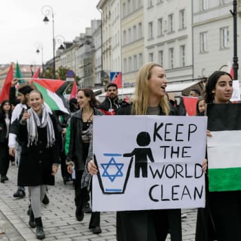 Norka na propalestinské demonstraci v Polsku pobouřila svým transparentem, který vyzývá k „očištění světa od Izraele“.