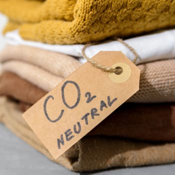 Oblečení s neutrální uhlíkovou stopou je čím dál oblíbenější.