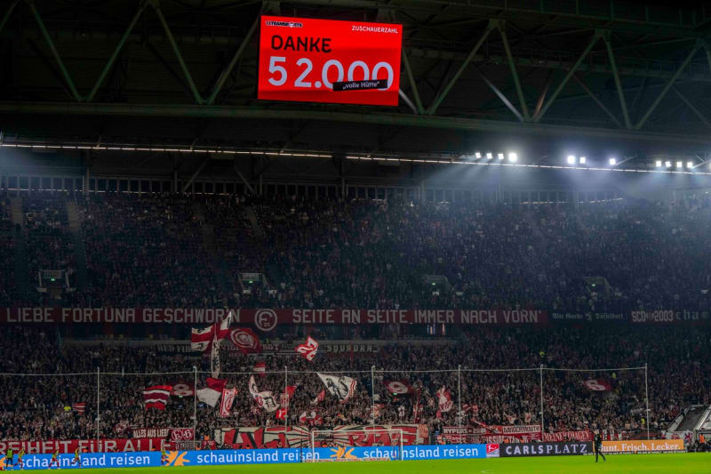 Šlágr druhé německé bundesligy mezi fotbalisty Fortuny Düsseldorf a Kaiserslauternu přitáhl do hlediště 52.000 lidí,