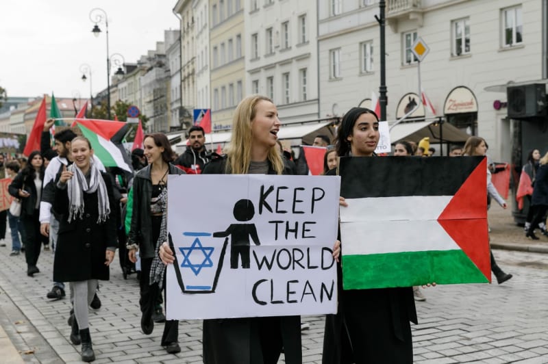 Norka na propalestinské demonstraci v Polsku pobouřila svým transparentem, který vyzývá k očištění světa od Izraele.