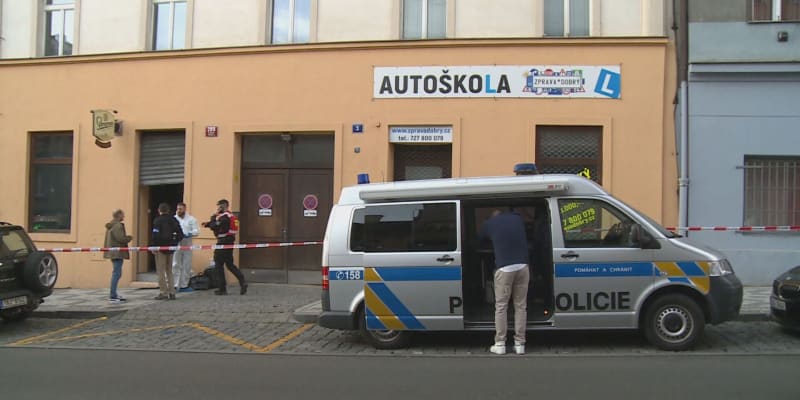 Kriminalisté obvinili z vraždy pětačtyřicetiletého muže, který v sobotu po rozepři bodl a usmrtil stejně starého muže v restauraci na pražském Žižkově. 
