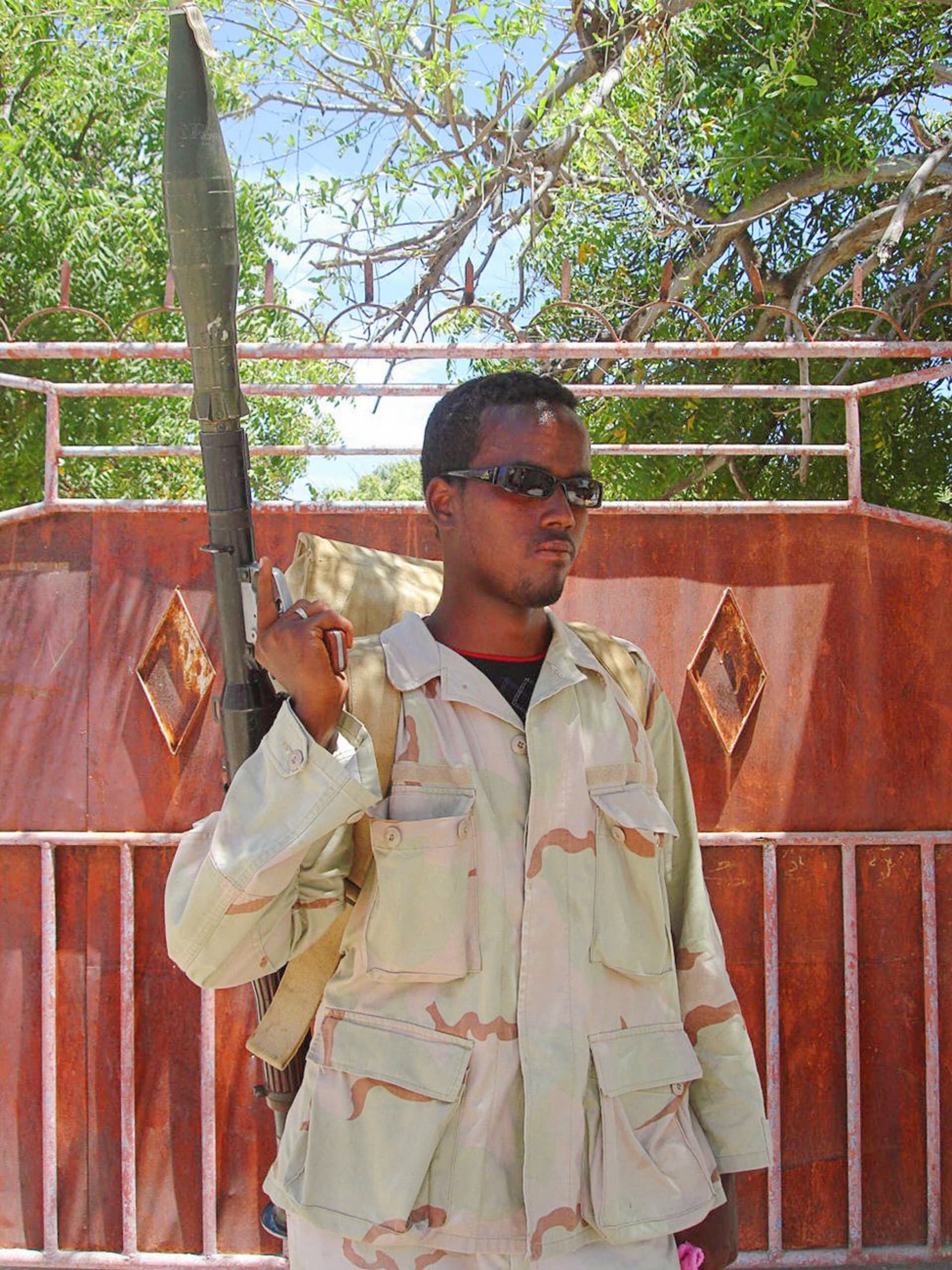 Vládní voják vyzbrojený RPG-7 hlídá jednu z administrativních budov v Mogadišu