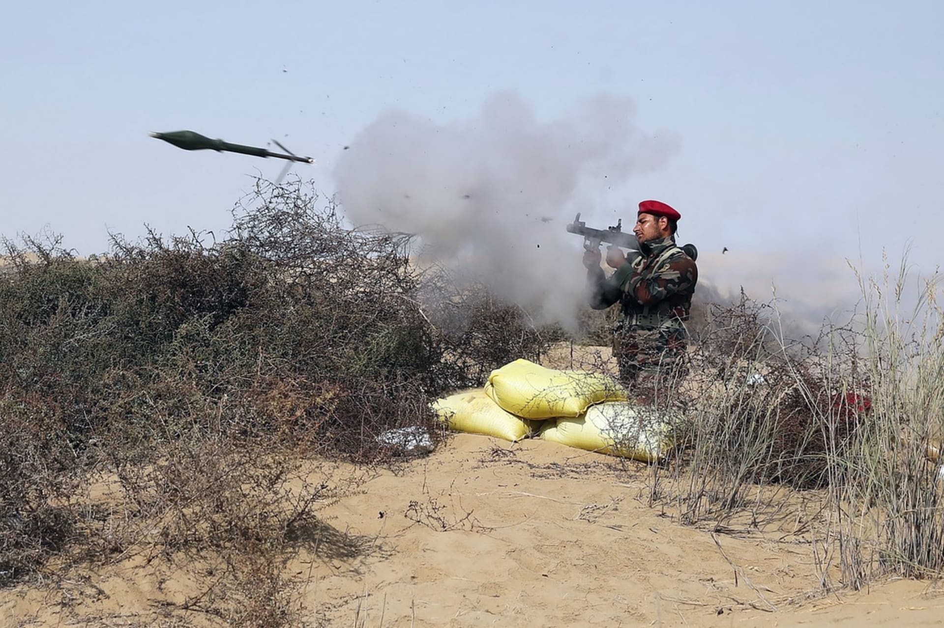 Důstojník íránské armády odpaluje RPG-7