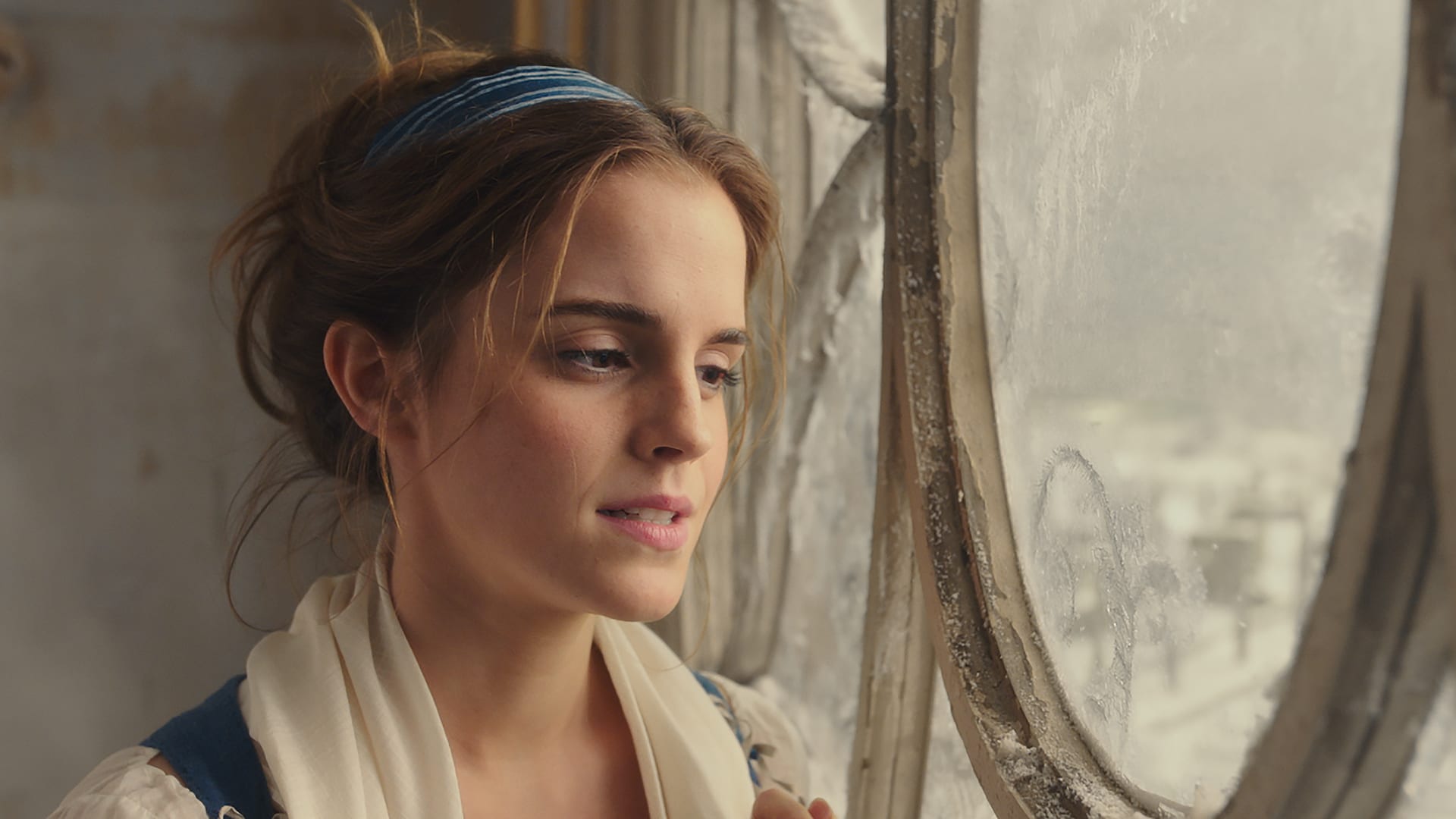 Do podoby postavy Belle ve filmu hodně zasáhla představitelka hlavní role, herečka Emma Watson.
